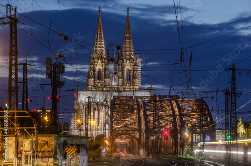 Köln: Dom in der "blauen Stunde" von Deutz gesehen. © rebaixfotografie