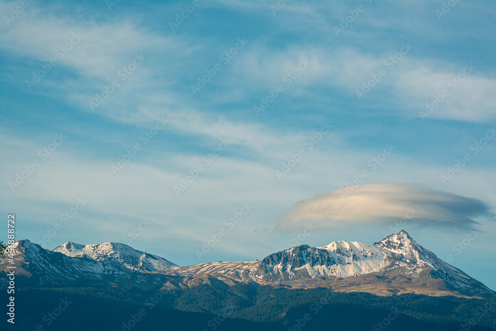 Volcán Nevado de Toluca que se encuentra en un clima boscoso de méxico, su nombre en náhuatl es xinantecatl,  el volcán tiene nieve en la parte superior de la montaña donde también tiene un lago 