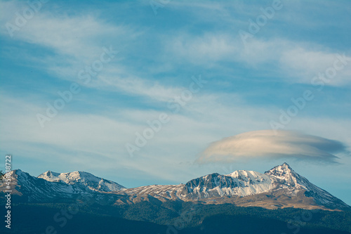 Volcán Nevado de Toluca que se encuentra en un clima boscoso de méxico, su nombre en náhuatl es xinantecatl, el volcán tiene nieve en la parte superior de la montaña donde también tiene un lago 