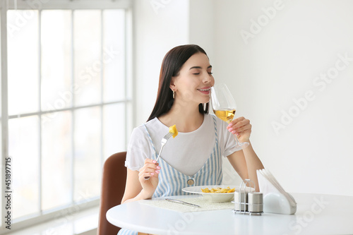 Beautiful young woman eatin...