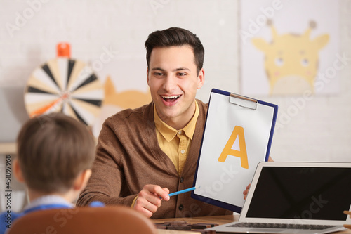 Speech therapist working wi...