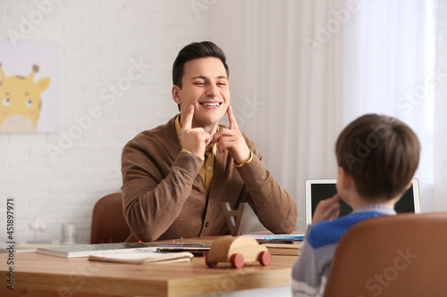 Speech therapist working wi...
