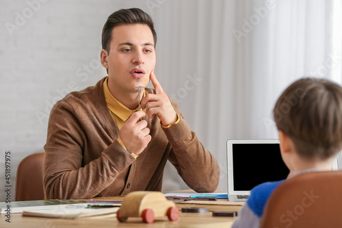 Speech therapist working wi...