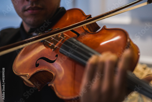 Violista homem tocando sua viola clássica. photo