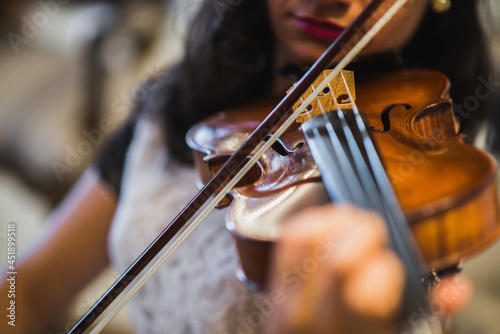 Violinista mulher tocando seu violino.