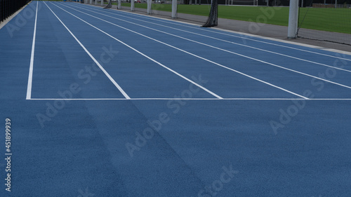 陸上競技場の風景。青色のレーン。100メートル。