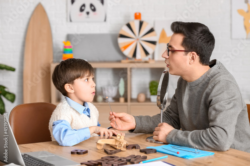 Speech therapist working wi...