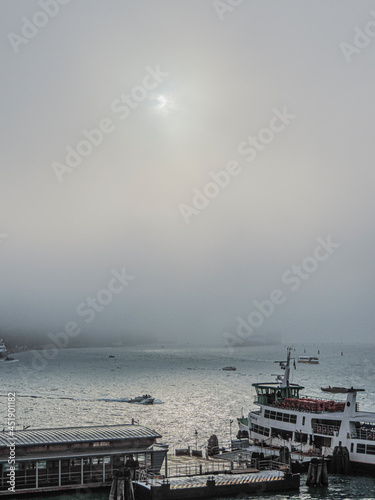 霧のベニス港の風景