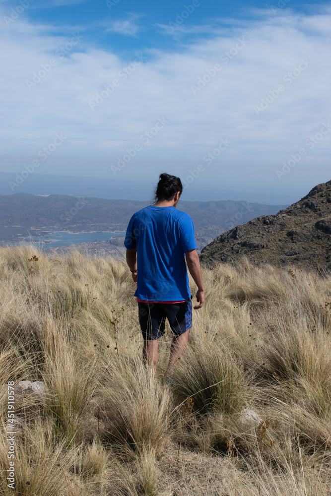 Naklejka premium SENDERISMO EN CERRO O MONTAÑA