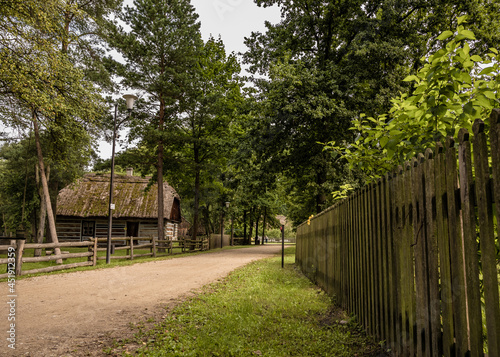 Stara polska wieś. Chaty pokryte strzechą. Wiejskie klimaty. © Arkadiusz Baczyk