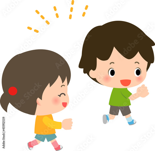 笑顔で走る男の子と女の子