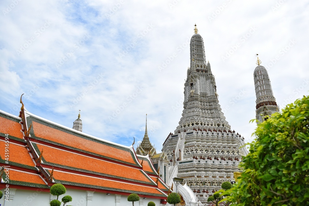 Fototapeta premium Phra Prang at Wat Arun, Beautiful tourist attraction in Bangkok, THAILAND. Regarded as the most elegant and outstanding art Constructed by skilled craftsmen.