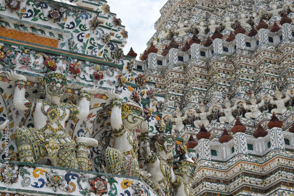 Obraz premium A sculpture decorated of Phra Prang at Wat Arun, Bangkok. One of the highlight tourist attractions in Thailand.