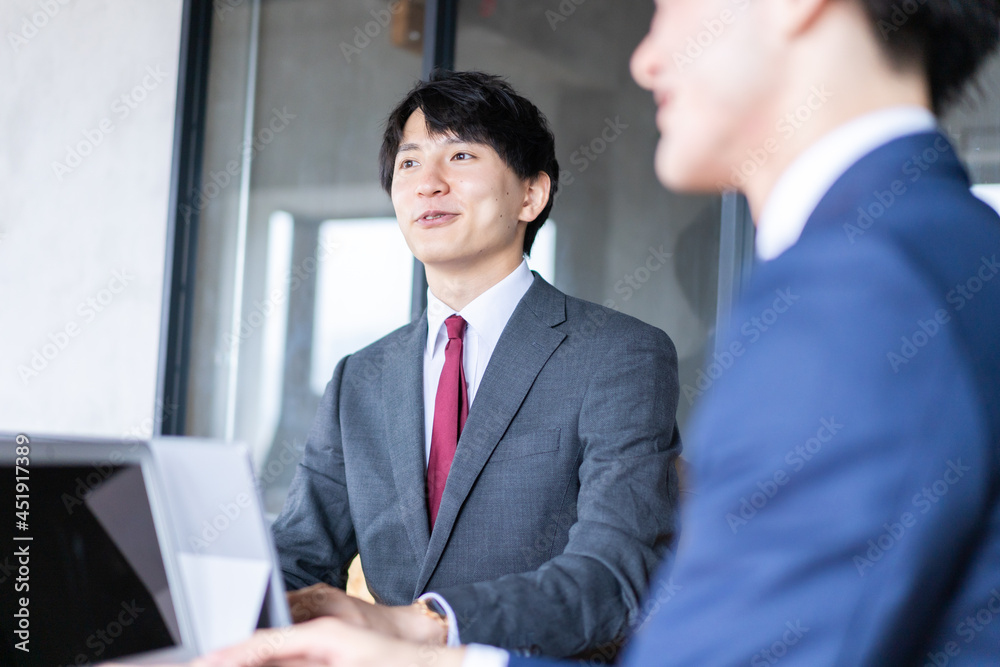 ミーティングをする2人のビジネスマン