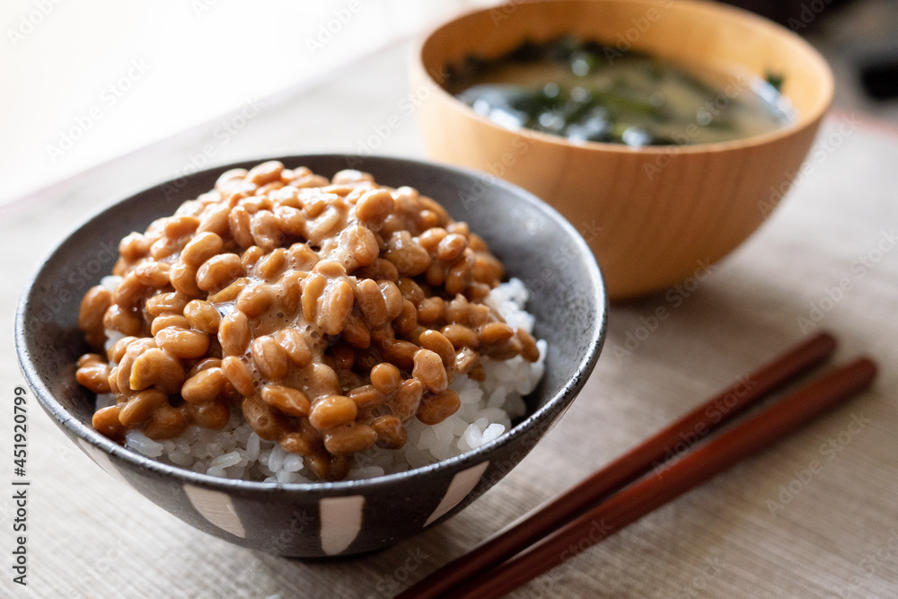 納豆ご飯とわかめの味噌汁 納豆ご飯とわかめの味噌汁