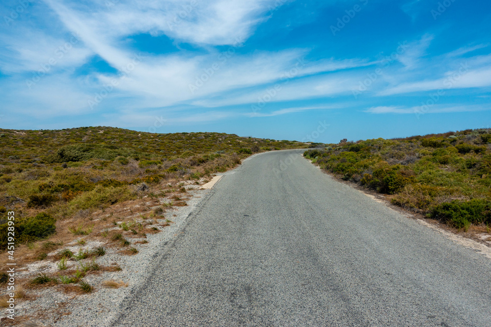 クオッカで有名なオーストラリア・パースのロットネスト島を観光している風景 A view of sightseeing on Rottnest Island in Perth, Australia, famous for its quokka.