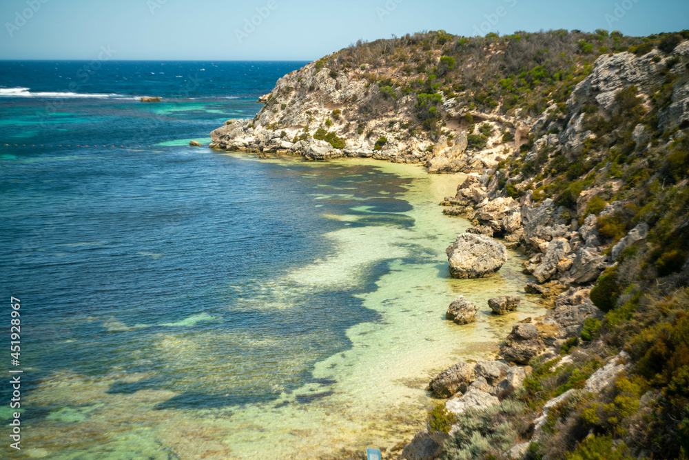クオッカで有名なオーストラリア・パースのロットネスト島を観光している風景 A view of sightseeing on Rottnest Island in Perth, Australia, famous for its quokka.