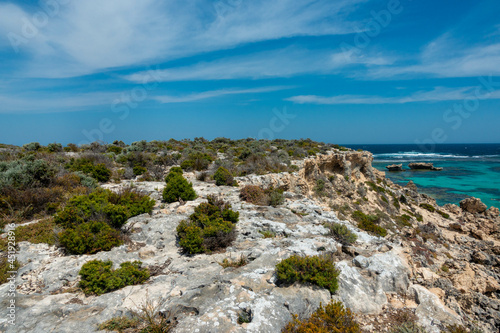 クオッカで有名なオーストラリア・パースのロットネスト島を観光している風景 A view of sightseeing on Rottnest Island in Perth, Australia, famous for its quokka. © HelloUG