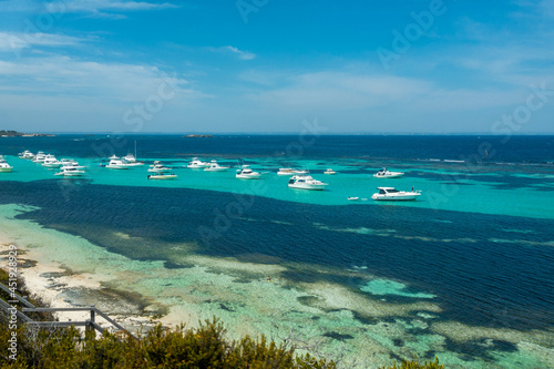 クオッカで有名なオーストラリア・パースのロットネスト島を観光している風景 A view of sightseeing on Rottnest Island in Perth, Australia, famous for its quokka.