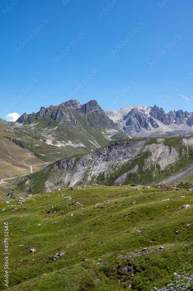 Paysage de montagne dans le col du Galibier en été dans le département de la Savoie en France