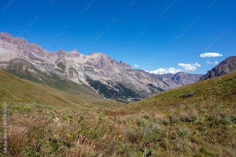 Fototapeta premium Paysage de montagne dans le col du Galibier en été dans le département de la Savoie en France