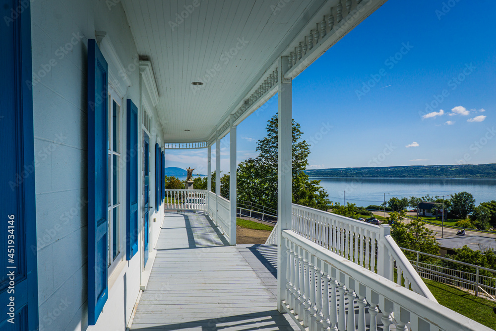 Obraz premium beautiful view on the St Lawrence river from the porch of Chateau-Richer presbytery, near Quebec city (Canada)