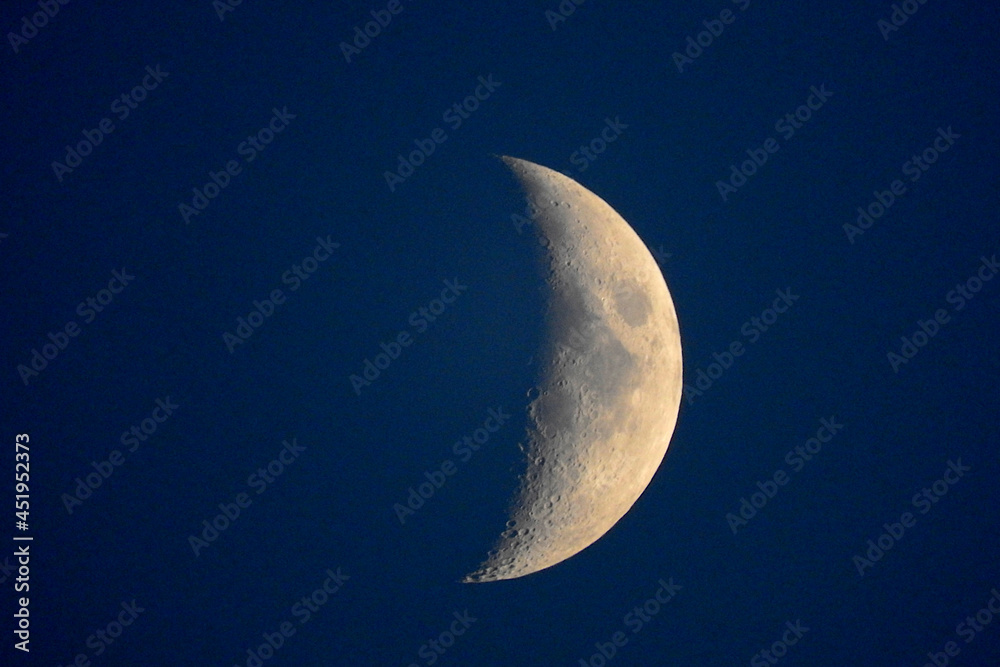 zunehmender Mond vor dunkelblauem Hintergrund zunehmender Mond vor dunkelblauem Hintergrund