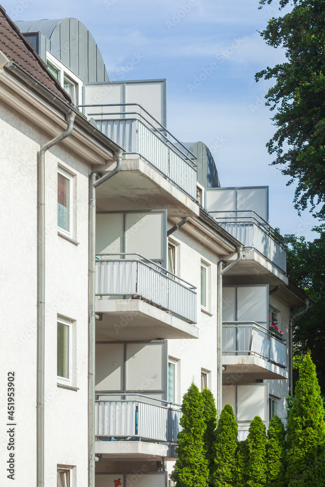 Balkone, Weisses Monotones modernes Wohnhaus, Mehrfamilienhaus, Bremen, Deutschland