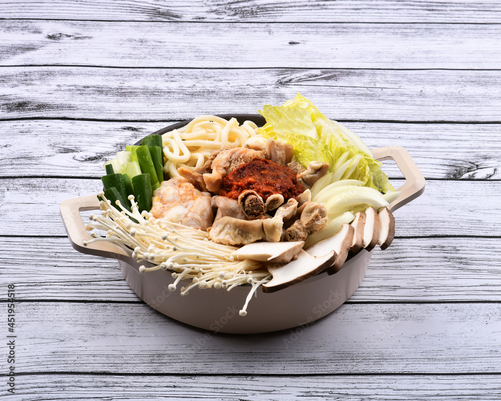 한국음식 요리 내장 막창 곱창 대창 전골 Stock Photo | Adobe Stock