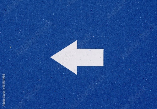 left arrow sign © Claudio Divizia