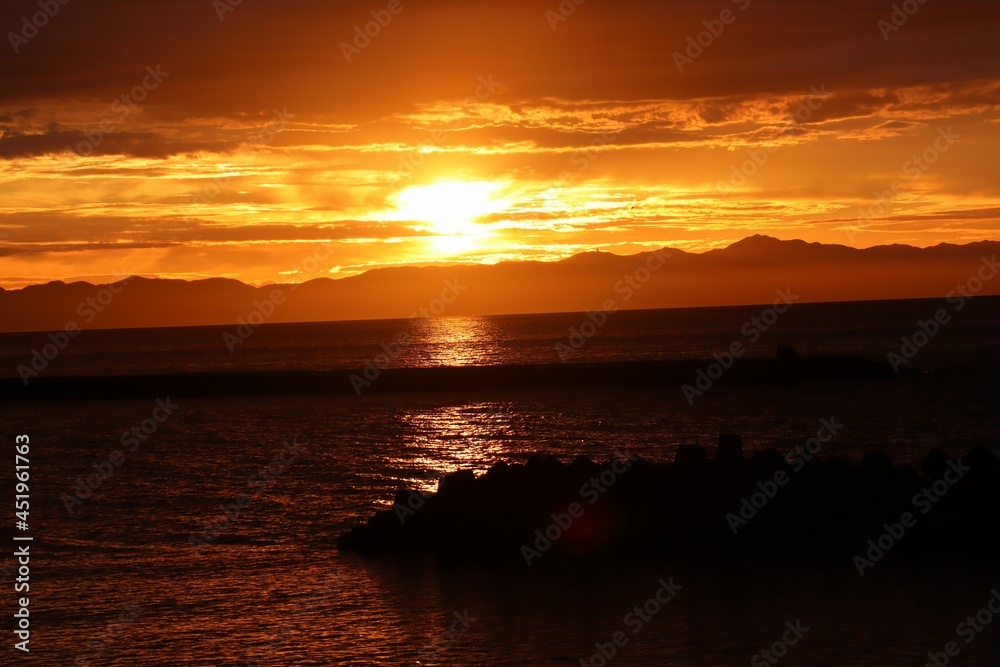日本海の美しい夕日の風景