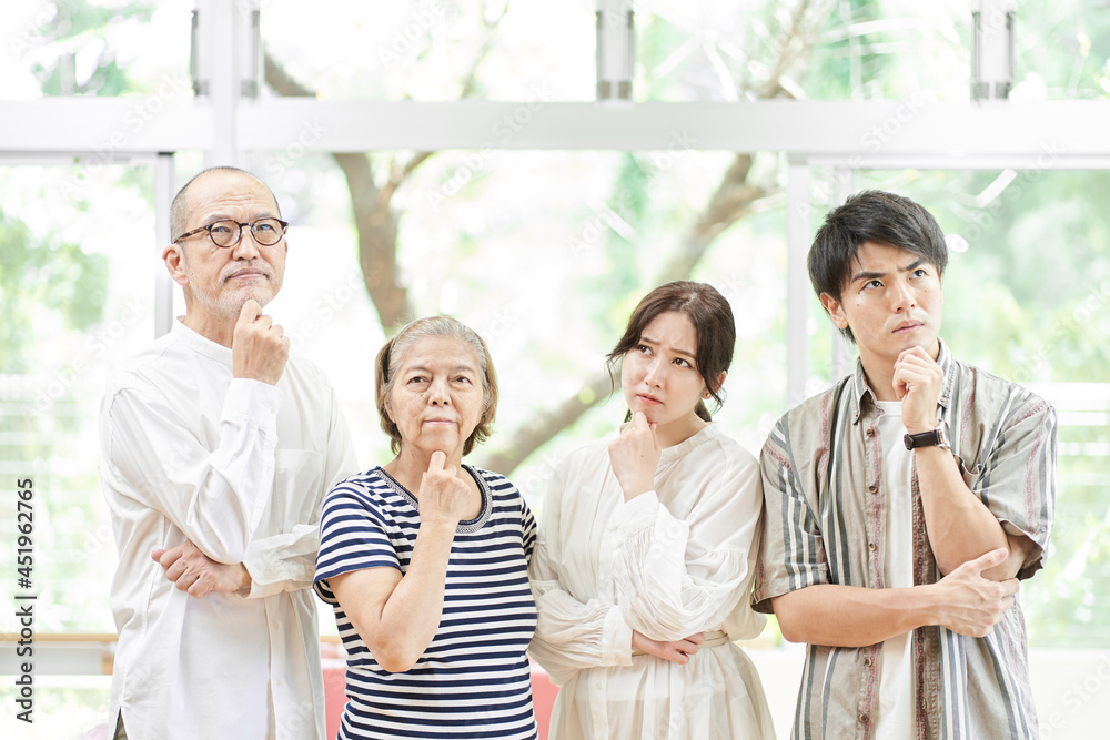 Obraz premium 悩む若夫婦と老夫婦