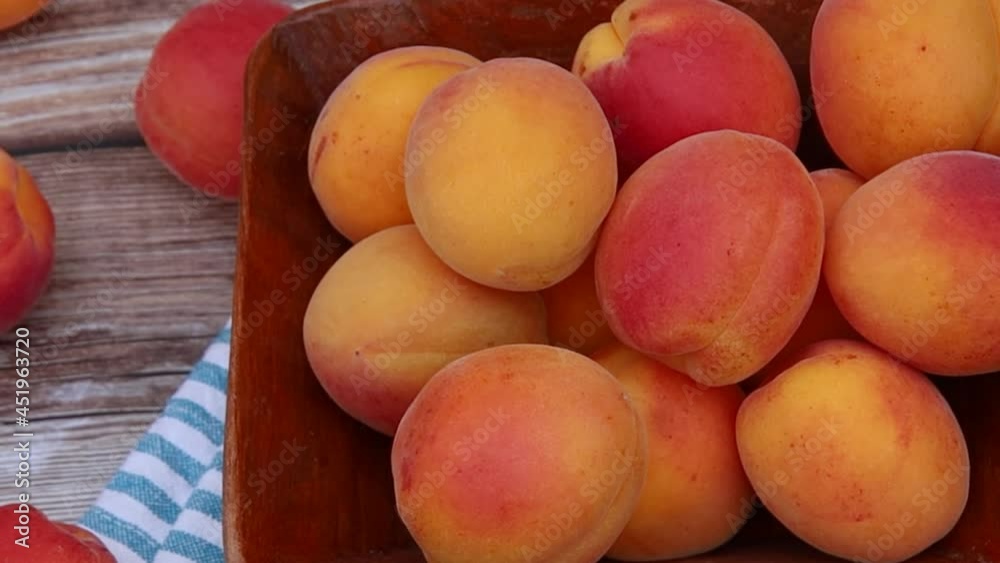 plusieurs abricots dans un plat plusieurs abricots dans un plat