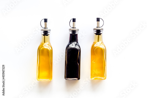 Fotografia Balsamic and apple cider vinegar in glass bottles top view