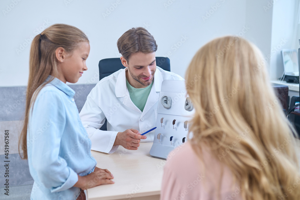 Obraz premium Otolaryngologist helping his patients to choose the right deaf aids