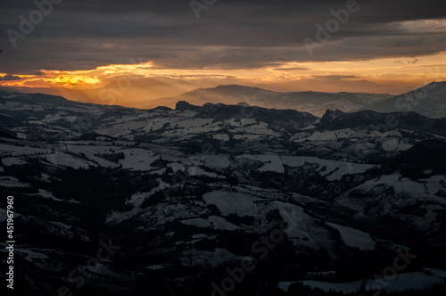 Tramonto invernale sulle colline italiane