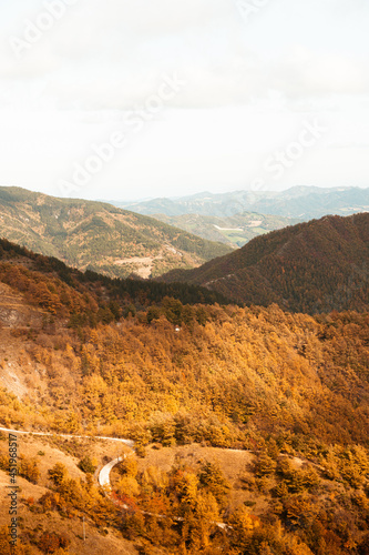 Paesaggio di montagna in autunno