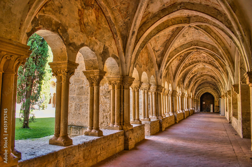 Pasillo claustro del monasterio cisterciense de Santa María de Valbuena, provincia de Valladolid, España