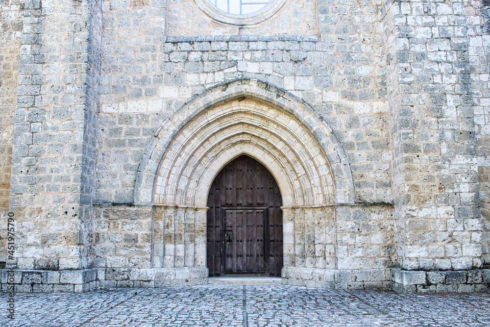 Puerta de acceso a la iglesia del monasterio de Santa María de Valbuena, provincia de Valladolid, España