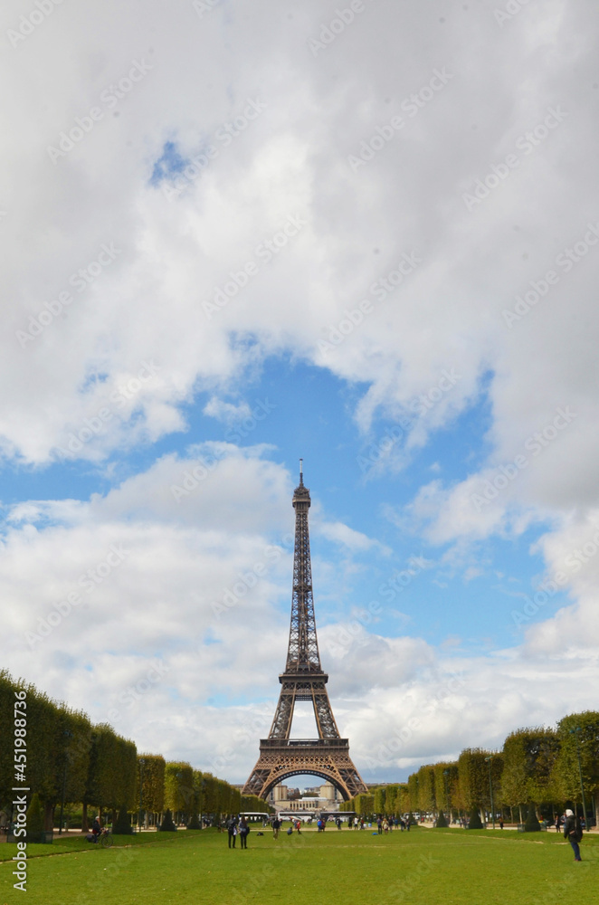 Fototapeta premium A sunny day in Paris with eiffel tower at the back.