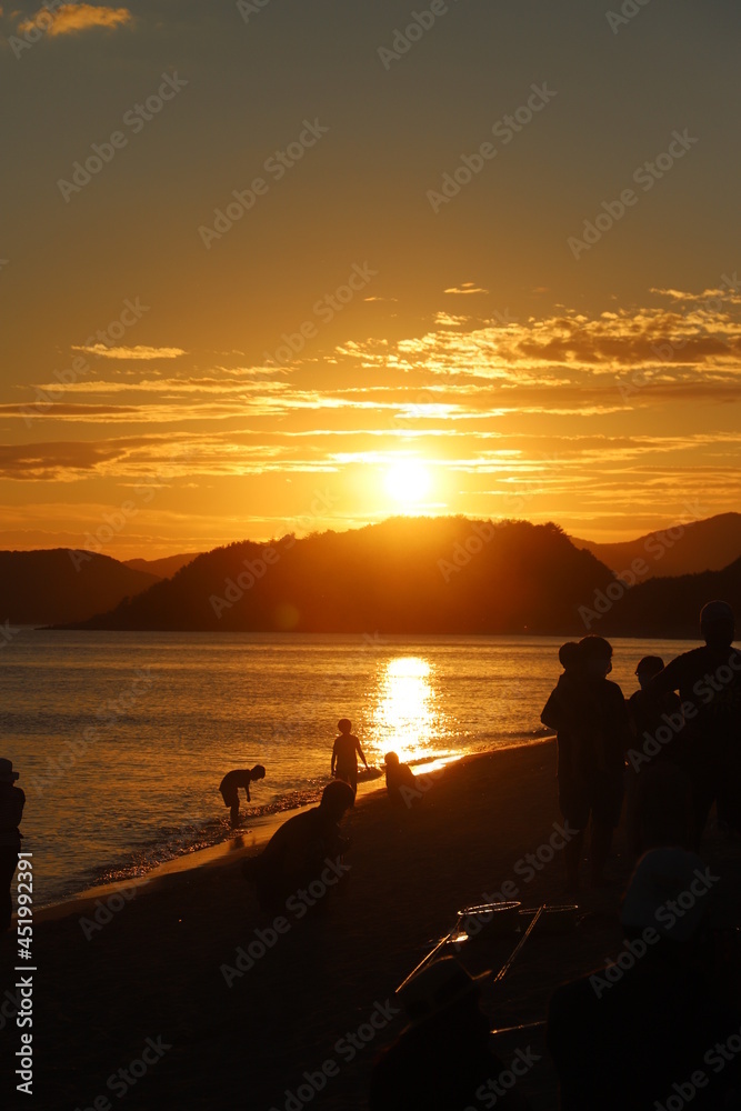 夕陽に輝くシャボン玉のヒカリ！海イベント、日本の休日