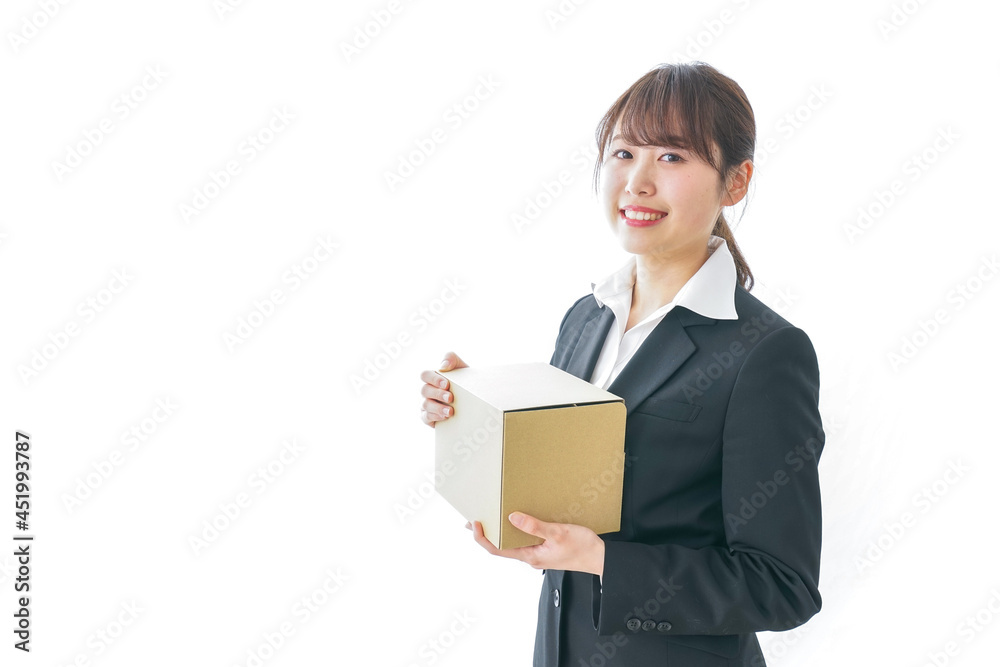 ダンボールを持つビジネスウーマン・物流