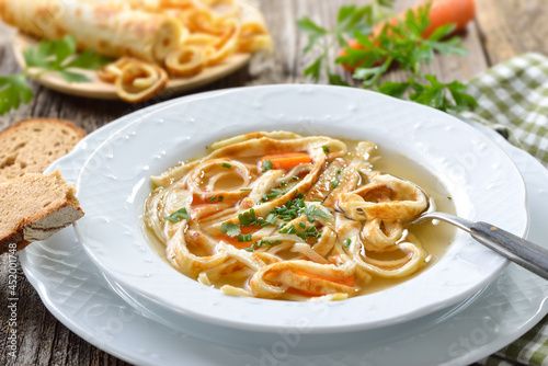 Kräftige Rinderbrühe mit  Frittateneinlage - Delicious homemade beef broth with pancake strips 
