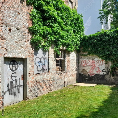 Muur in het Begijnhof van Kortrijk photo