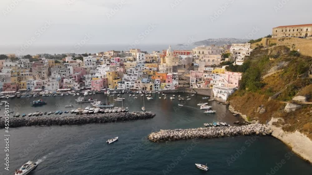 Isola di Procida, Capitale della Cultura 2022 - Vista Aerea 06, Drone - Porto e Case Colorate, Marina Coricella / Dolly in Isola di Procida, Capitale della Cultura 2022 - Vista Aerea 06, Drone - Porto e Case Colorate, Marina Coricella / Dolly in