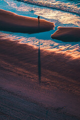 Wandcirkels Aubergine Schaduw op zonnig zandstrand  © AJPhotography