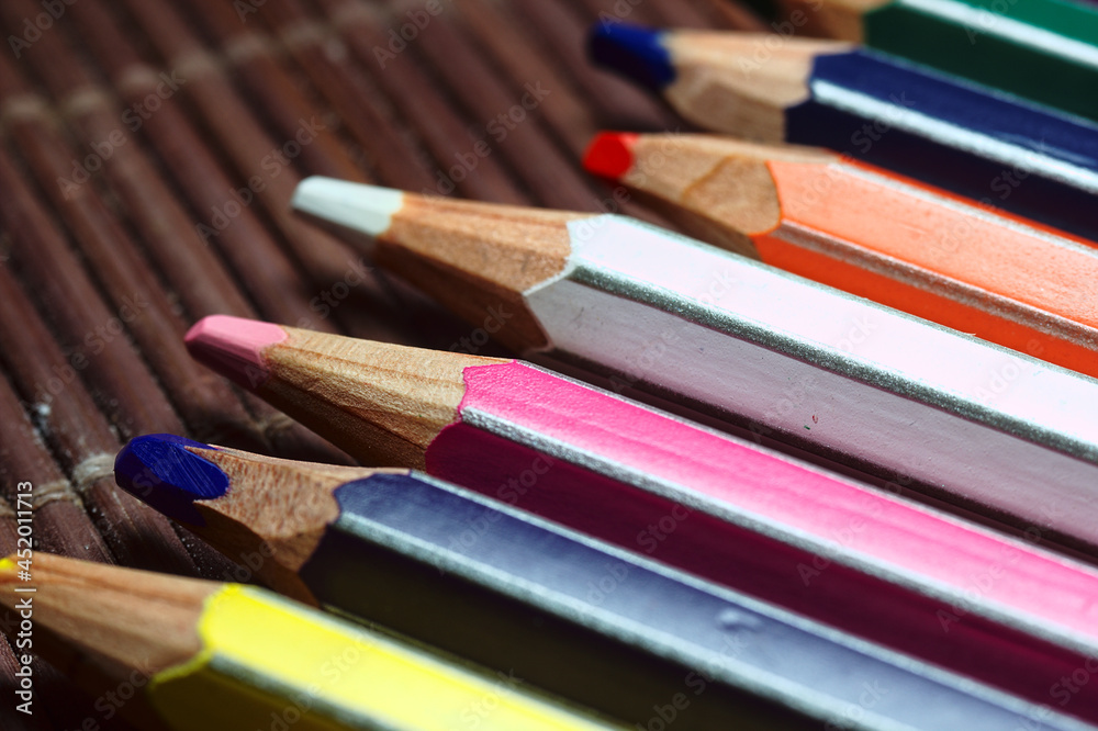 conjunto de lapices de colores de madera