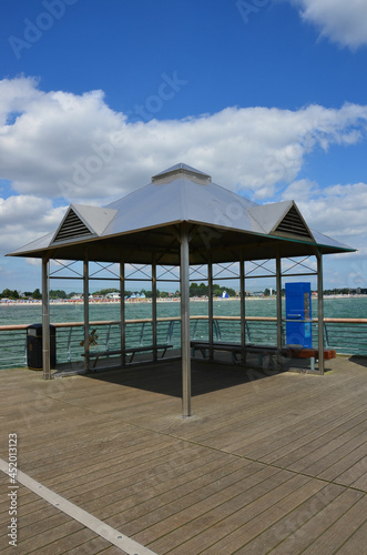 Corona Maßnahme - Teilung der Gehrichtung auf der Seebrücke im Ostseebad Grömitz © alisseja