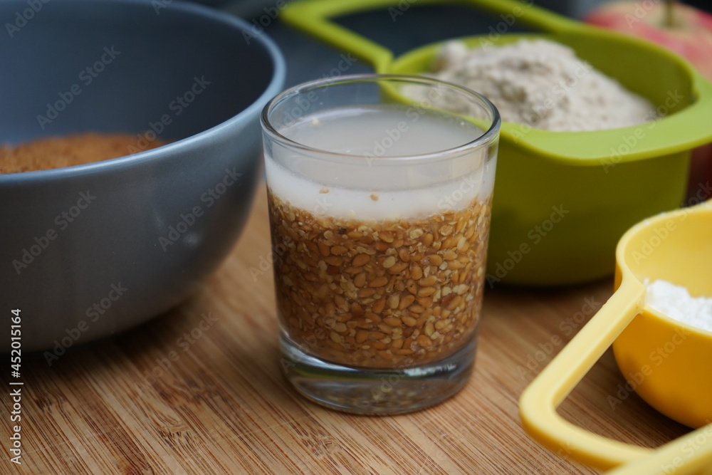 Leinsamen Eiersatz Zutaten für veganen glutenfreien Apfelkuchen mit Streuseln Leinsamen Eiersatz Zutaten für veganen glutenfreien Apfelkuchen mit Streuseln