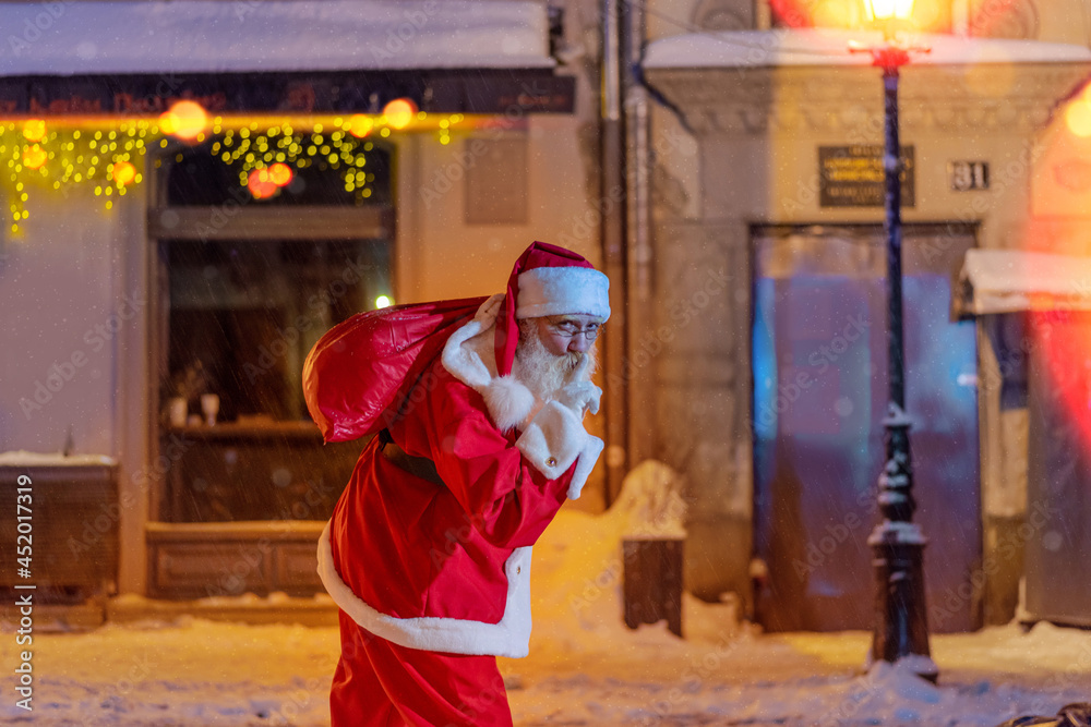 Obraz premium Friendly cheerful outgoing Santa Claus
